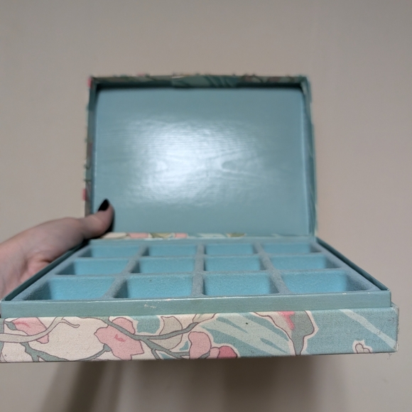 Floral Patterned Jewelry Box - Picture 13 of 13